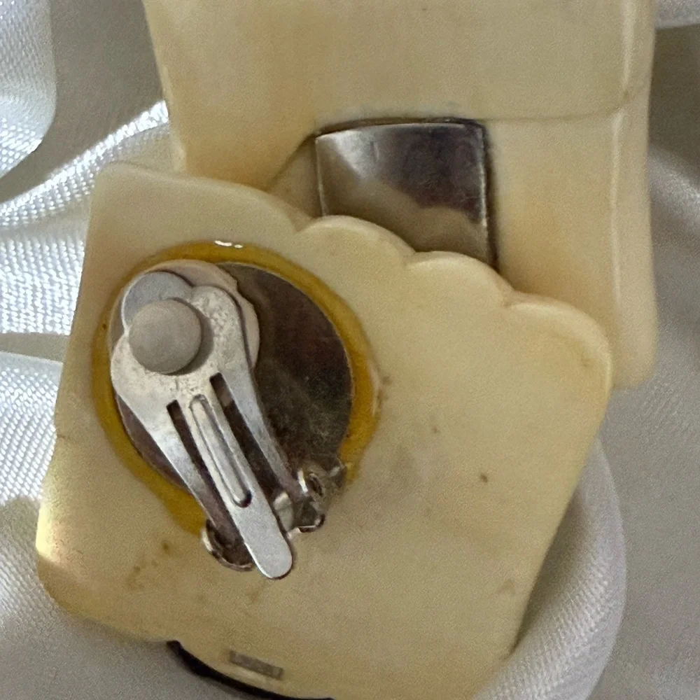VINTAGE LARGE WHITE 3D DESIGN Square BAKELITE LUCITE‎ CLIP EARRINGS 925 STERLING
